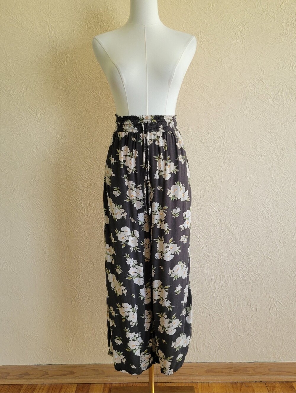 American Eagle | Gray Floral Wide Leg Pants